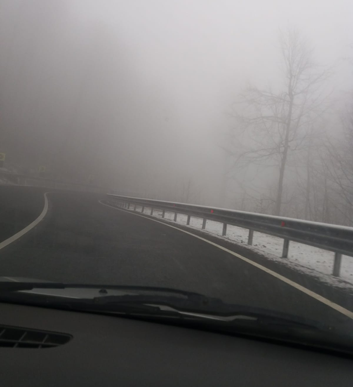 Vizibilitate redusa de ceata, sub 100 de metri, in Pasul Gutai si Pasul Prislop