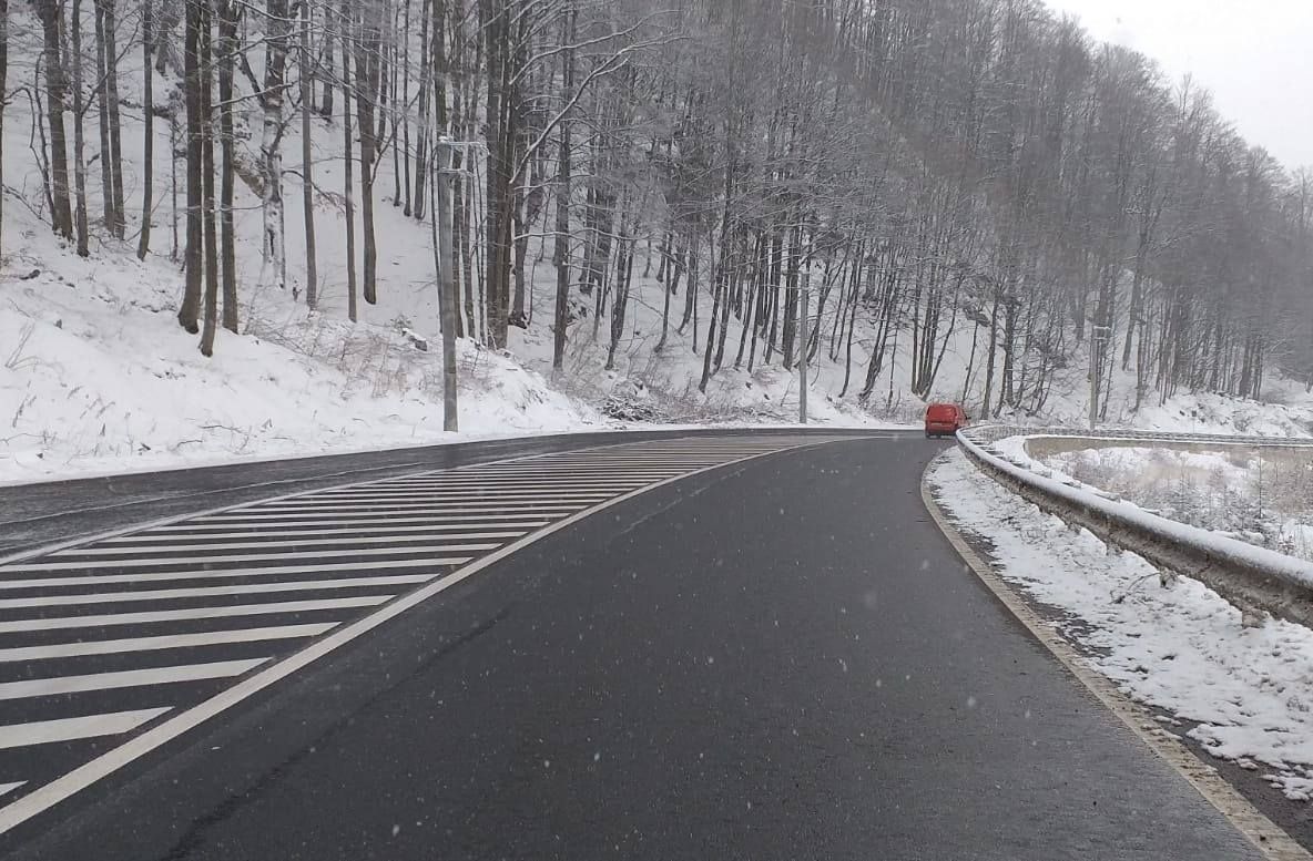 Circulație rutieră în condiții de iarnă în Maramureș
