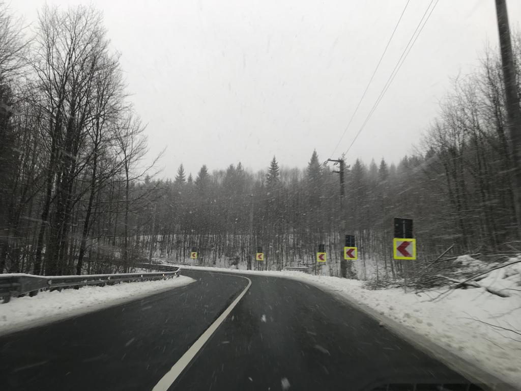 Circulatie rutiera in conditii de iarna pe drumurile din Maramures