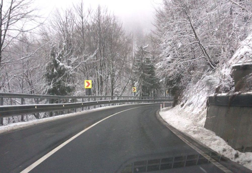 Circulație rutieră în condiții de iarnă în Maramureș