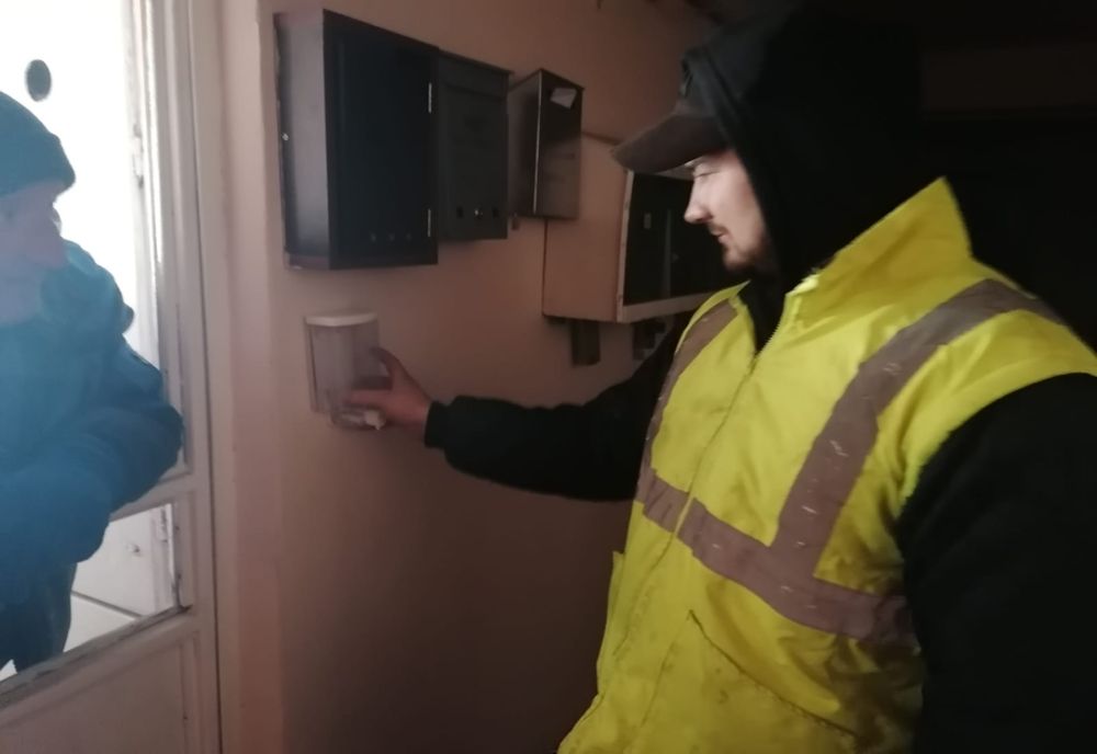 Primăria Cavnic a început montarea dispozitivelor cu soluții dezinfectate în blocuri