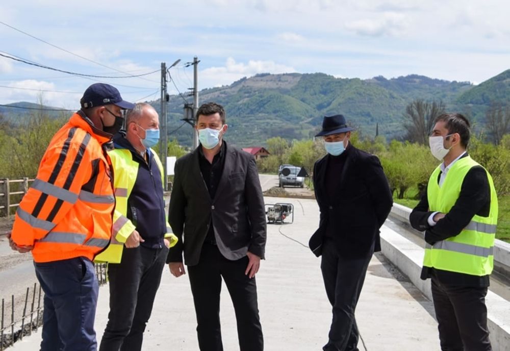 În toamna anului 2020 se preconizează turnarea primului strat de asfalt pe DJ 186 pe Valea Izei