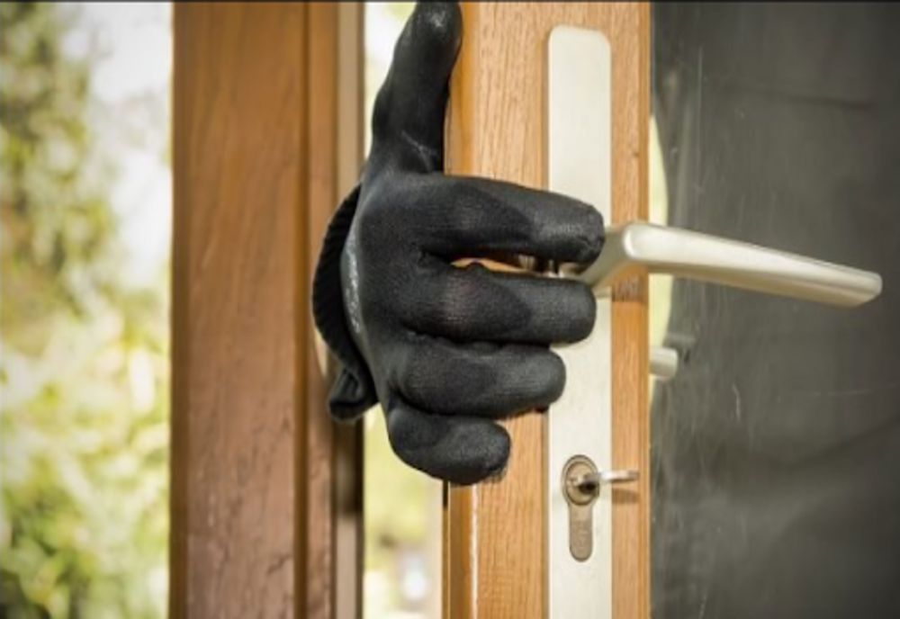 Noaptea li s-a făcut foame şi au pătruns într-un fast – food din Sighetu Marmației