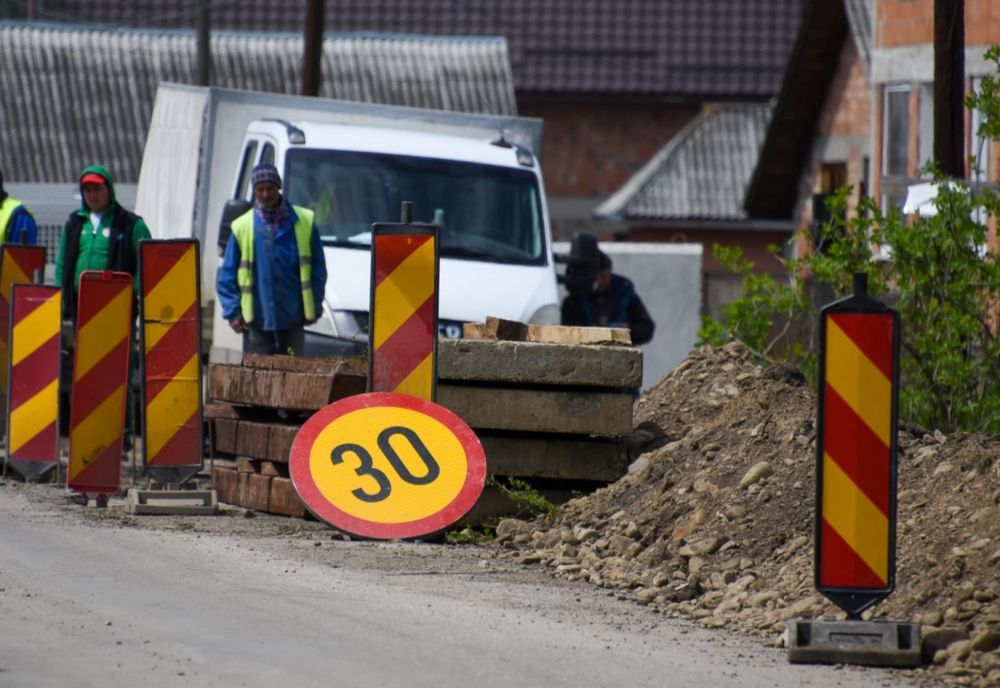 6.250 mii lei alocați de Consiliul Județean Maramureș către UAT-urile pe raza cărora se desfășoară lucrări de reabilitare a drumurilor județene