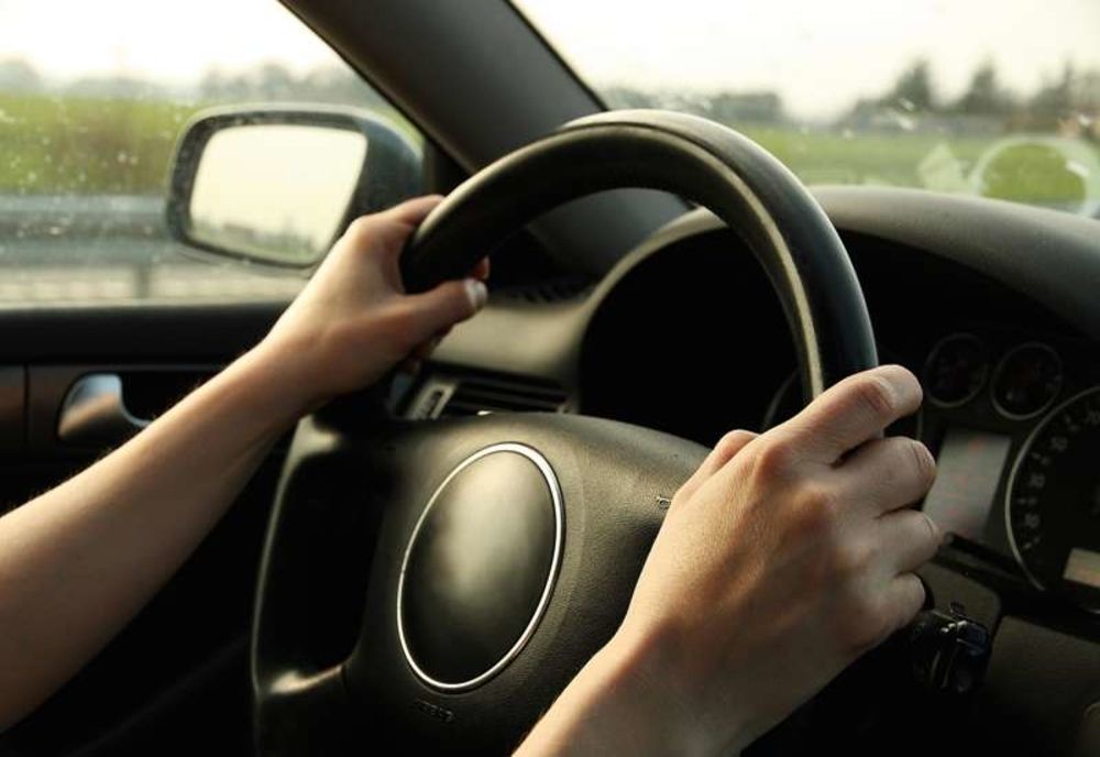 Tânăr de 18 ani care nu deţine permis de conducere, depistat conducând cu 100 km/h prin localitate