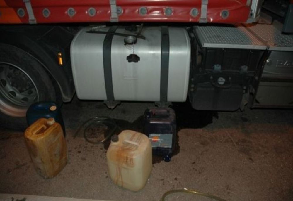 Tânăr depistat în timp ce transporta combustibil fără documente de provenienţă