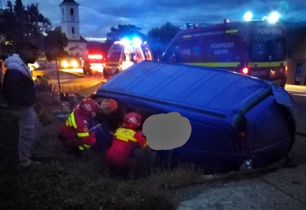 Microbuz, în șanț în localitatea Livezile! Un maramureșean și doi bistrițeni au ajuns la spital