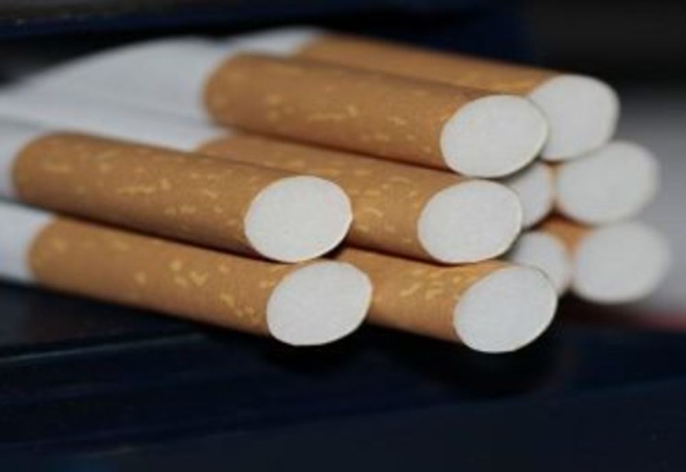 Prinsă de un poliţişt aflat în timpul liber în timp ce vindea ţigări de contrabandă