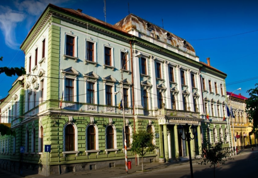 Primăria din Sighetu Marmaţiei, atacată de o tânără! Aceasta a aruncat cu pietre în geamuri