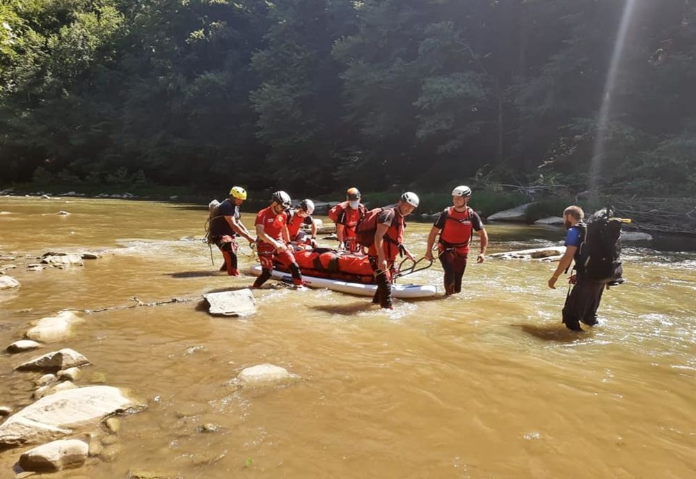 FOTO | Copil de 12 ani accidentat după ce a căzut de pe o stâncă în Cheile Lăpuşului