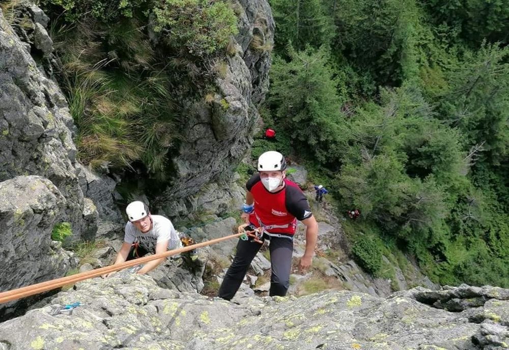 Voluntari aspiranți ai Serviciului Public Județean Salvamont Maramureș susțin testarea în vederea participării la Școala Națională Salvamont România