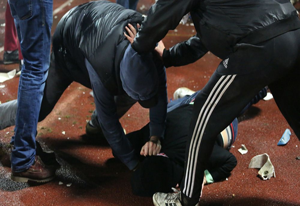 Scandal în Șomcuta Mare! Șapte bărbați s-au luat la bătaie în curtea unui imobil din oraș