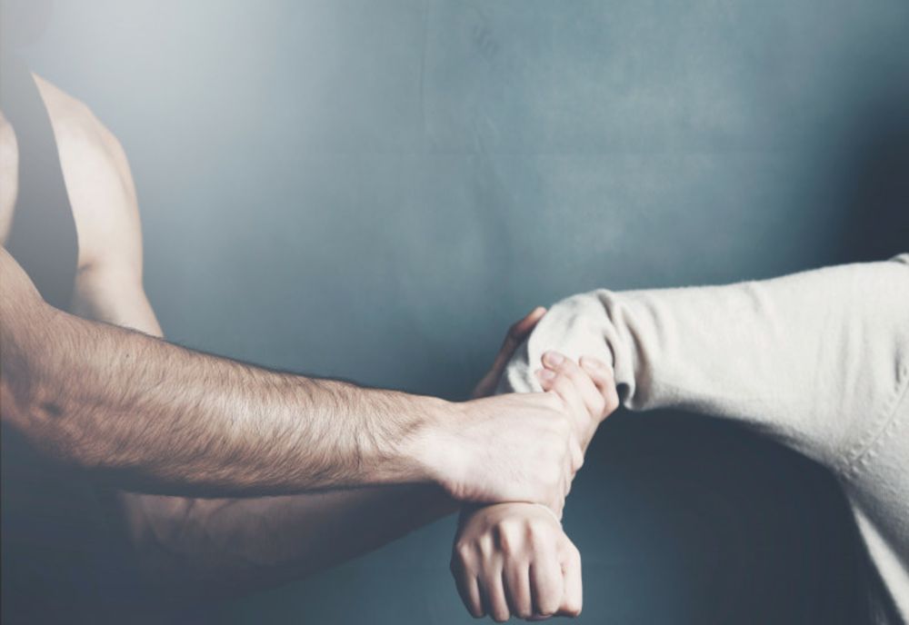 Tânăr de 24 de ani reţinut pentru tentativă de viol