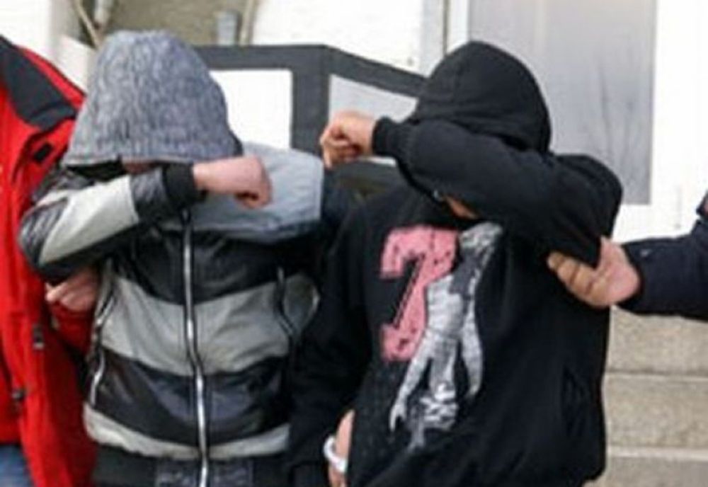 Un bărbat reţinut şi altul arestat preventiv pentru comiterea unei tâlhării