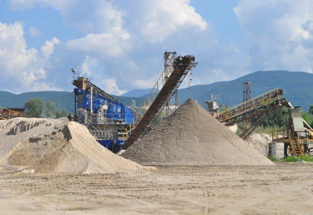 Peste 700 tone de pietriş şi nisip ridicate de poliţiştii maramureşeni