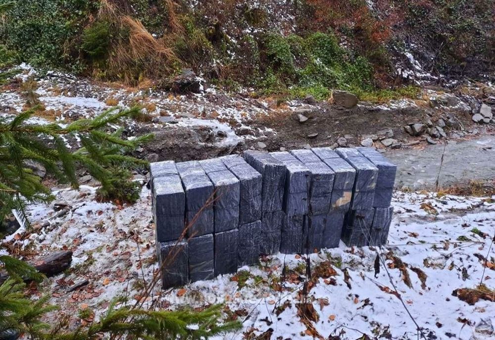 FOTO | 10.000 pachete cu ţigări, în valoare de 117.000 lei descoperite la Poienile de sub Munte