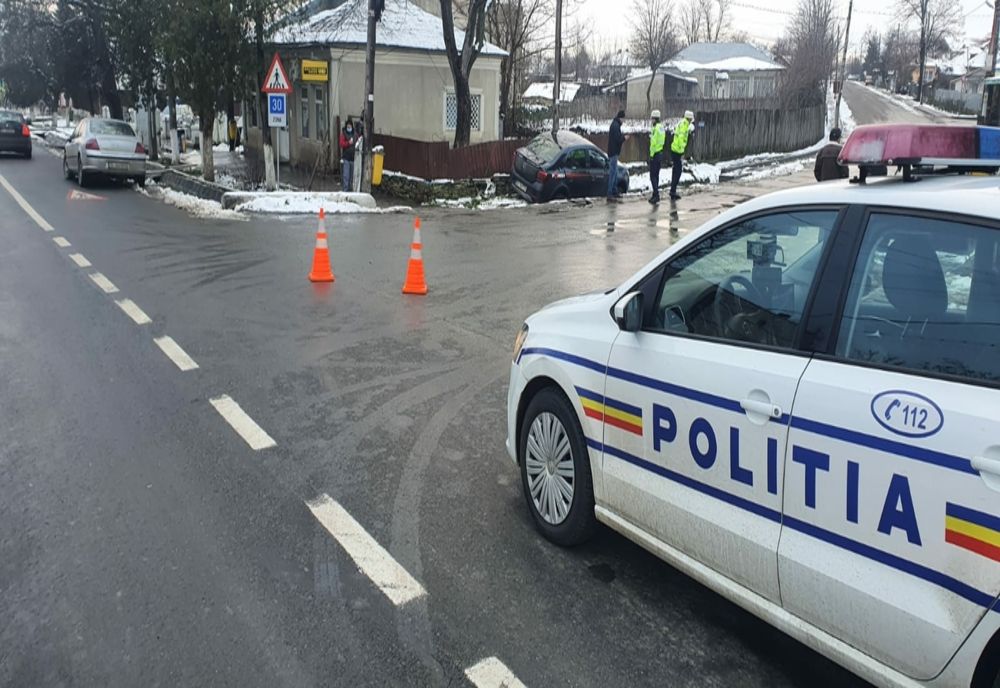 Accident rutier cu doi şoferi băuţi! Trei maşini şi trei garduri au fost distruse