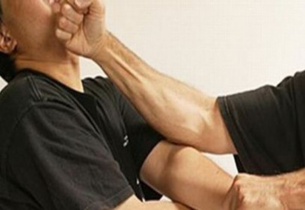 Bărbat din Petrova reţinut după numeroase scandaluri în care şi-a bătut soţia, fiica şi vecinii din sat