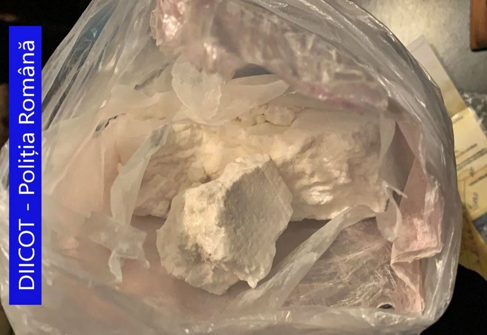 FOTO/VIDEO: Trei traficanți de droguri din Maramureș, arestați preventiv! Ce cantități de droguri au găsit procurorii la percheziții