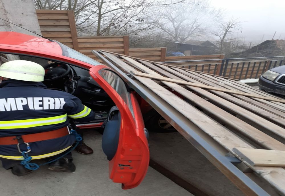 FOTO | Accident în Cluj-Napoca! Un şofer din Maramureş a fost rănit după ce a pierdut controlul maşinii