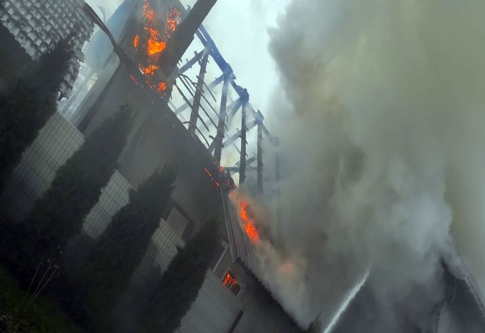 FOTO: Incendiu la anexa unei locuințe din Sighetu Marmației, din cauza unui coș de fum neizolat