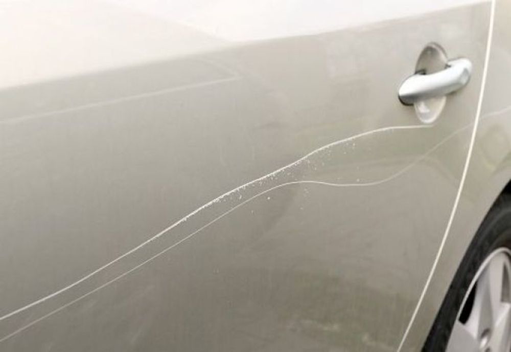 Maşina unei femei zgâriată într-o parcare din Sighetu Marmaţiei | Poliţiştii l-au prins în scurt timp pe autor