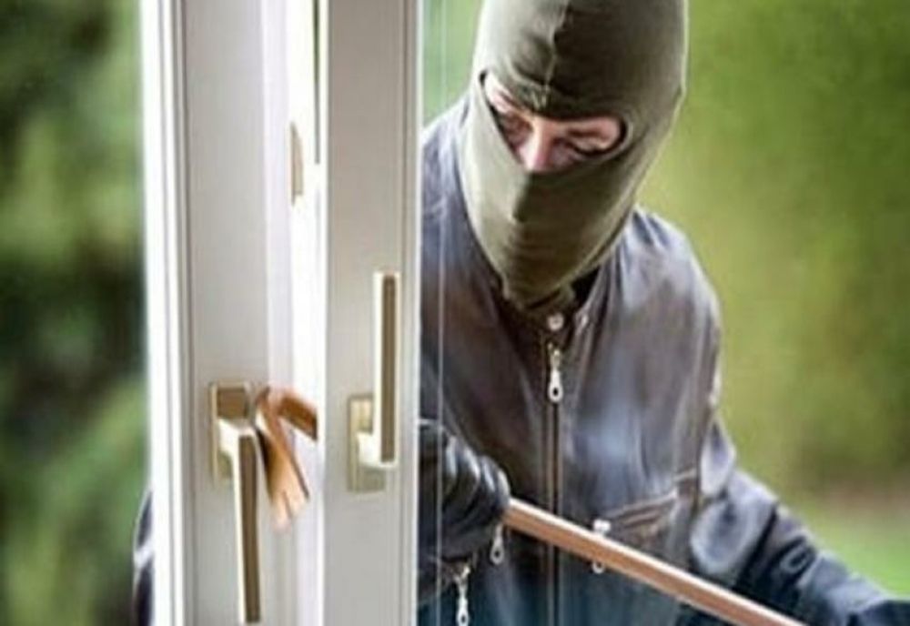 Doi bătrâni din Maramureș au rămas fără 40.000 de lei după ce hoții le-au spart locuința 