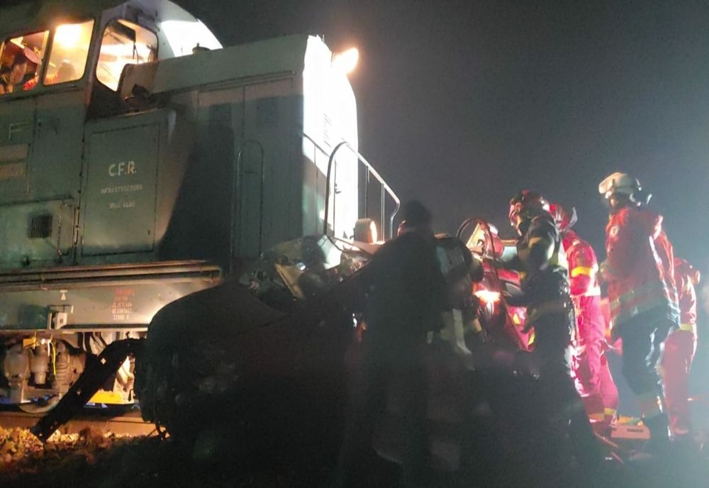 Autoturism, lovit de un tren, în Maramureș! Un tânăr a ajuns la spital