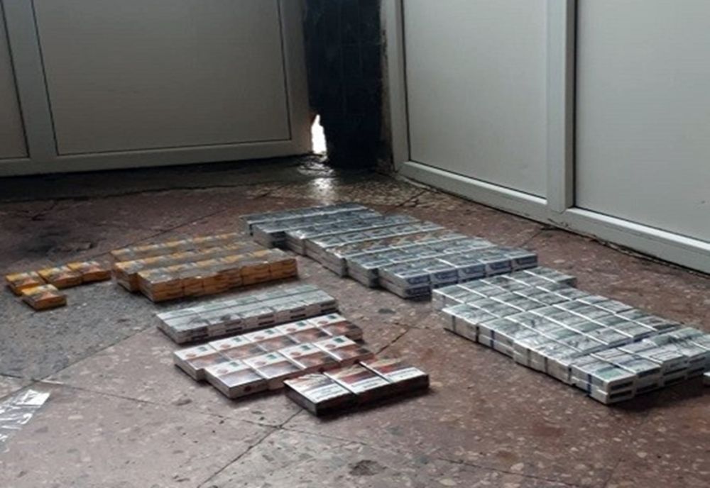 FOTO: Locuința unui maramureșean, percheziționată de polițiști! Au fost găsite aproape 5.000 de pachete de țigări și peste 230.000 lei