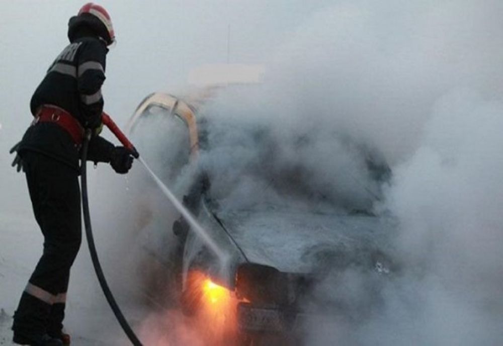 Incident şocant în judeţul Maramureş! Un bărbat şi-a dat foc la maşini