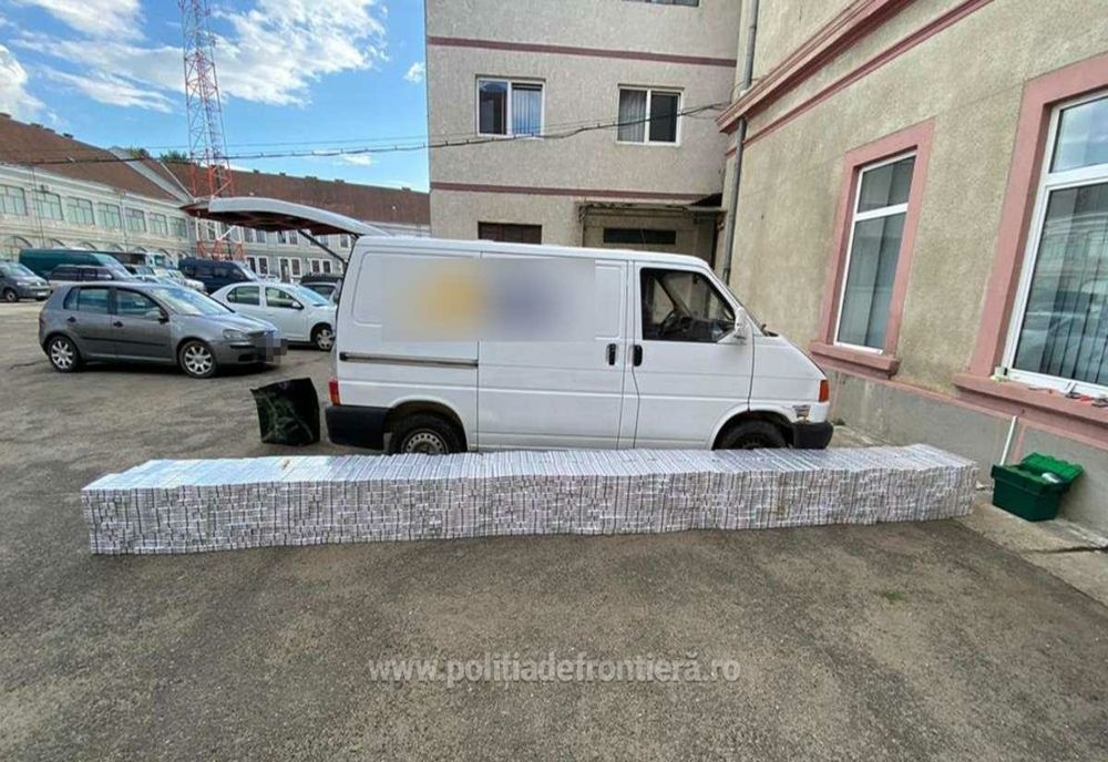 FOTO | Satu Mare: Aproximativ 15.000 pachete cu ţigări, descoperite într-o autoutilitară condusă de un maramureşean