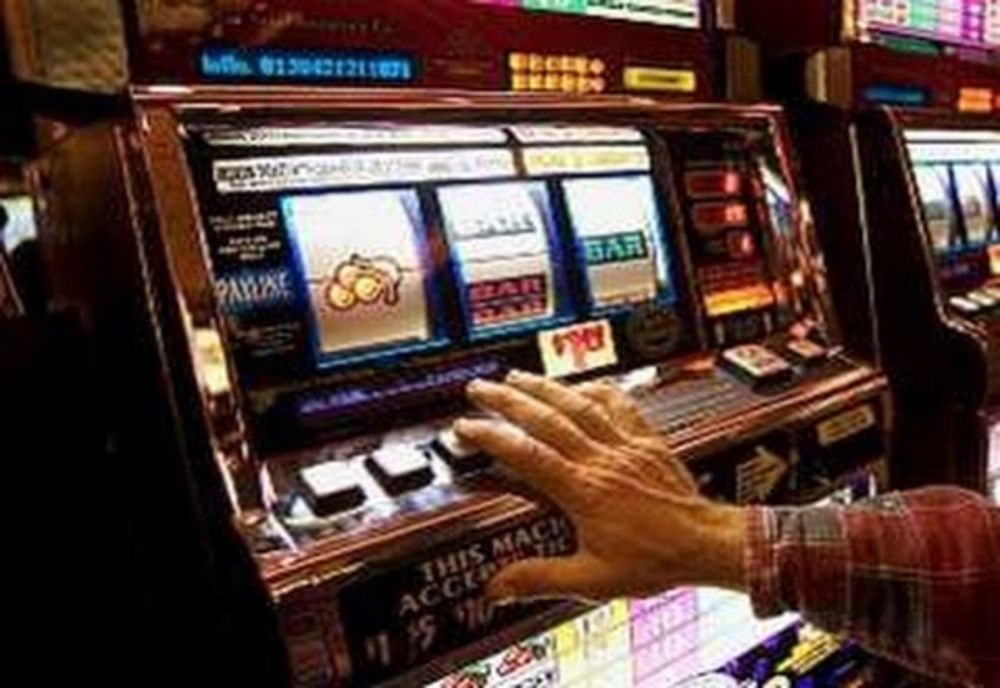 Supărat că a pierdut la păcănele, a furat câteva mii de lei din casa de marcat