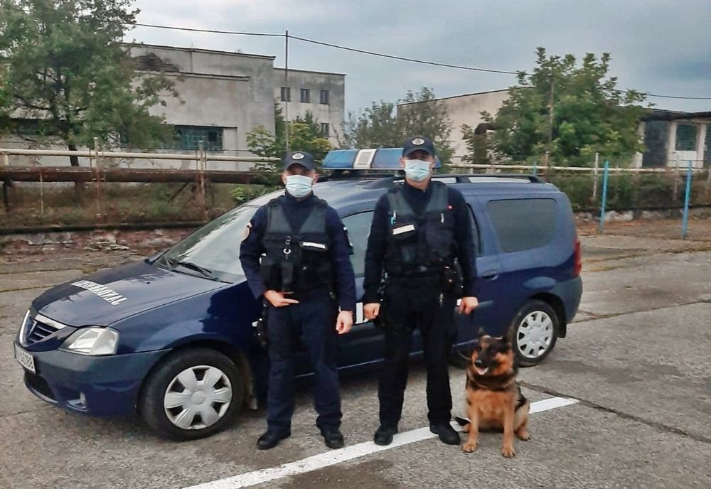 A furat dintr-un supermaket și a plecat cu coș cu tot! L-au "interceptat" jandarmii