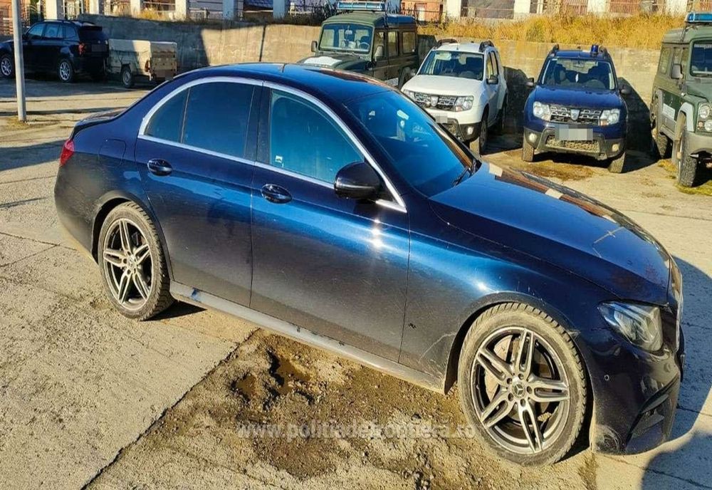 Autoturism furat din Marea Britanie, descoperit în Poienile de sub Munte