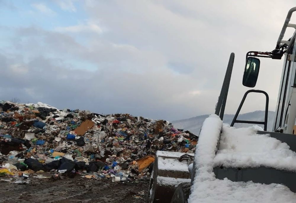 Primăria Baia Mare, amendată cu 40.000 de lei de SGA Maramureș din cauza depozitului ilegal de gunoaie de pe malul Săsarului