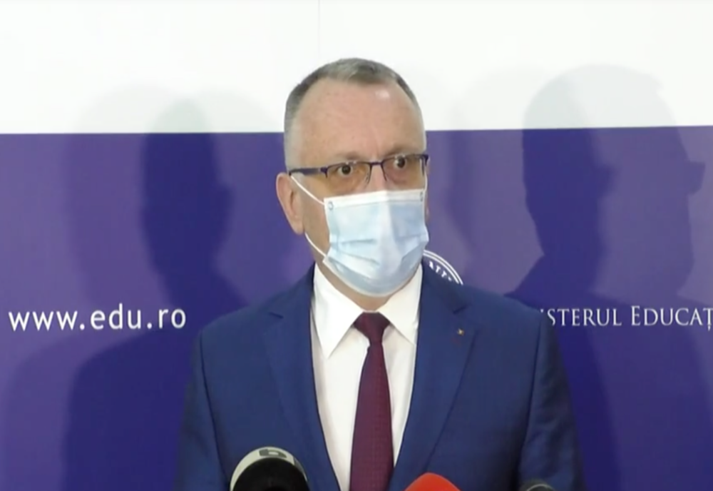 Testarea din școli NU se suspendă! Sorin Cîmpeanu: „2.000 pozitivi în câteva zile. Nedetectați, ar fi infectat 20.000. Sunt teste pentru 2 luni”