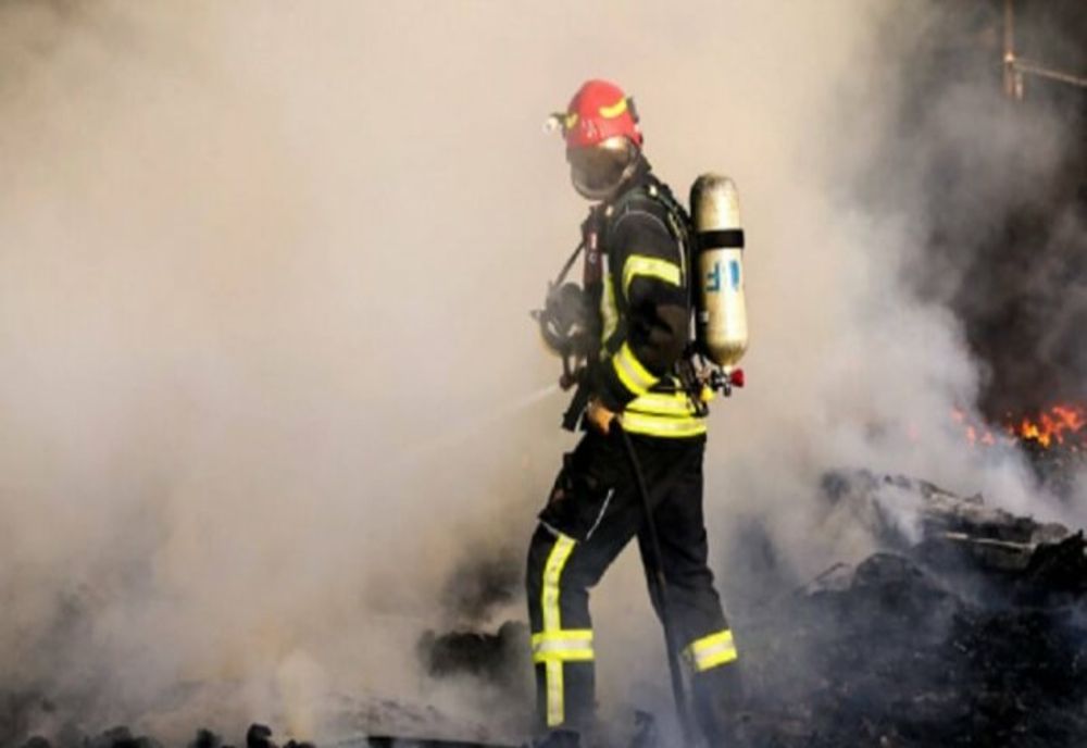 Trei maşini cuprinse de flăcări în Baia Mare! Focul a pornit  de la câteva pubele de gunoi