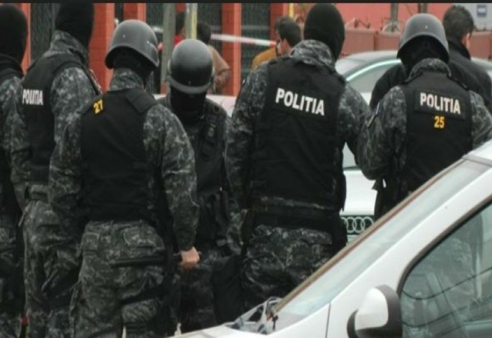 FOTO: Maramureșean, arestat preventiv pentru trafic de droguri! Un altul, pus sub control judiciar. Ce au găsit procurorii la percheziții