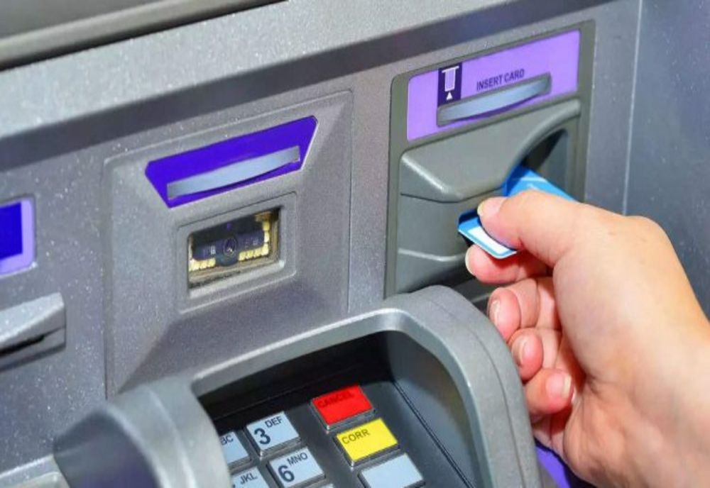 Bani găsiţi la un ATM din Târgu Lăpuş! Un tânăr i-a dus la Poliţie
