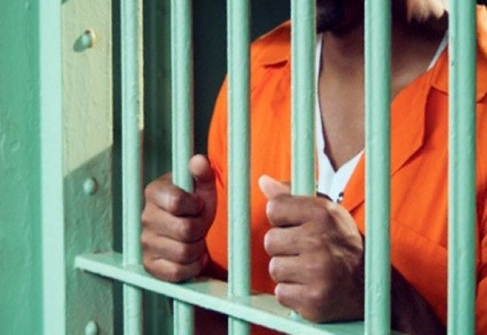 Bărbat condamnat la 7 ani de închisoare, dus de polițiști după gratii