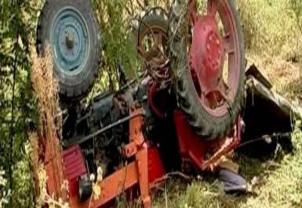 Tragedie în Costeni! Un localnic s-a răsturnat cu tractorul și a murit