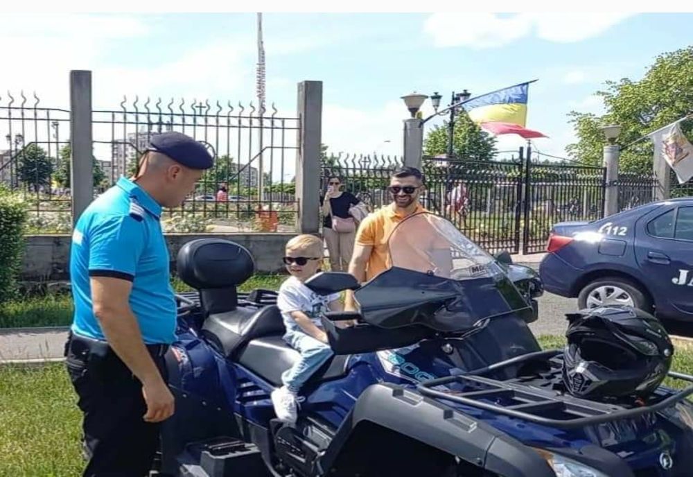 FOTO: Jandarmii maramureșeni, alături de copii, de 1 Iunie