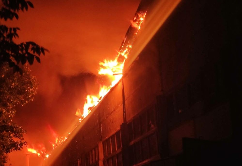 Sighetu Maramației: Hală de producţie şuruburi cuprinsă de incendiu (FOTO)