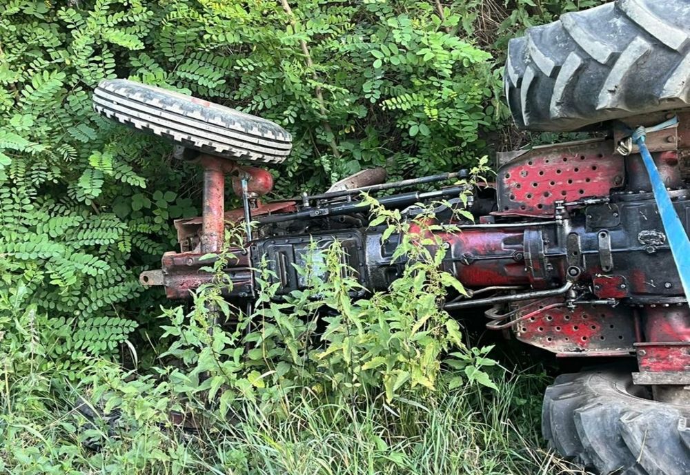 Doi bărbați au ajuns la spital după ce s-au răsturnat cu un tractor în zona Dobruci
