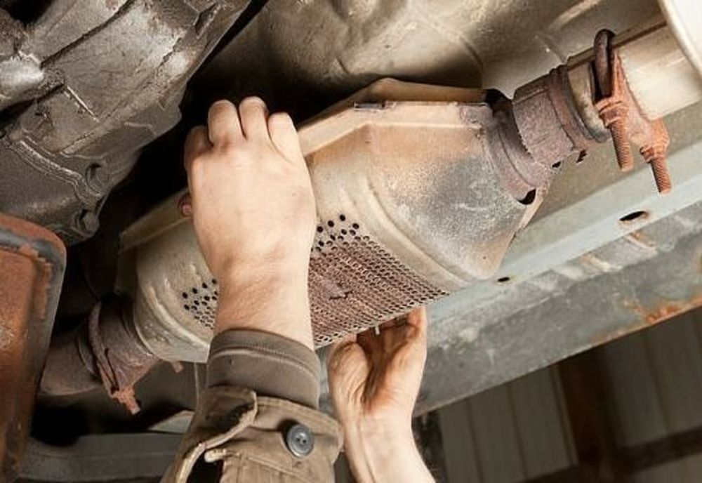 O tânără din Maramureş şi un bărbat din Satu Mare prinşi după ce au furat mai multe catalizatoare auto