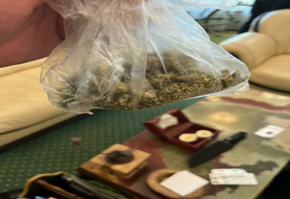 Scandal într-un hotel din Baia Mare provocat de o persoană drogată (FOTO)