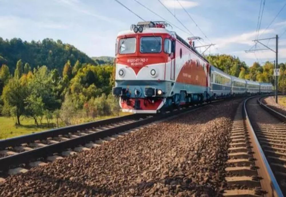 Scandalos: oameni în scaune cu rotile, urcați pe brațe în tren, de angajații CFR. Puține garnituri au rampe pentru persoanele cu dizabilități