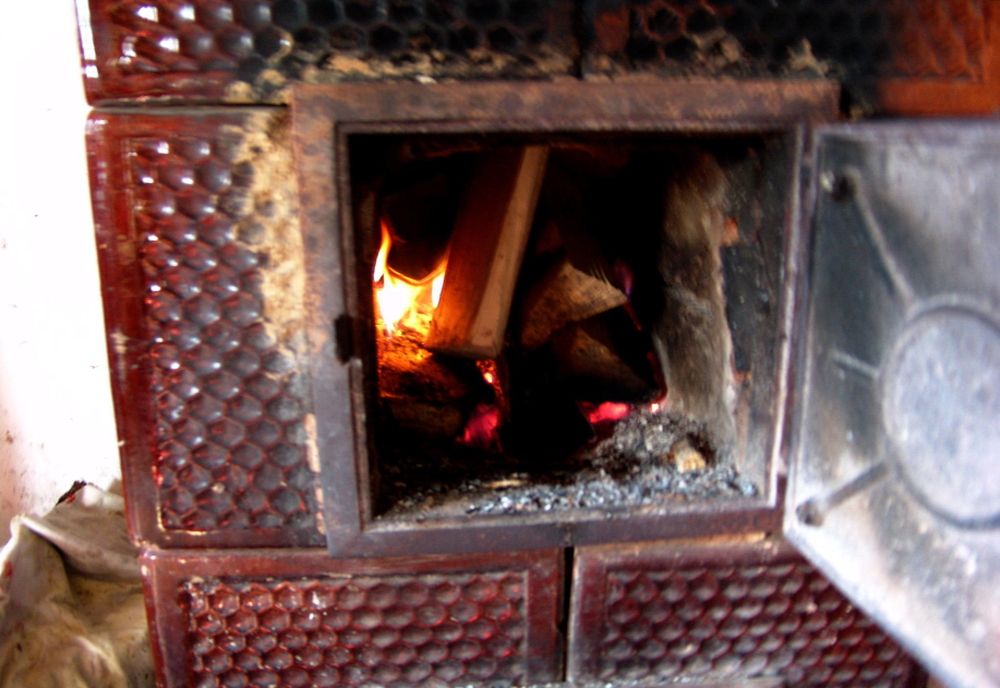 Europenii revin la sobele cu lemne din cauza facturilor uriașe: cererea a explodat