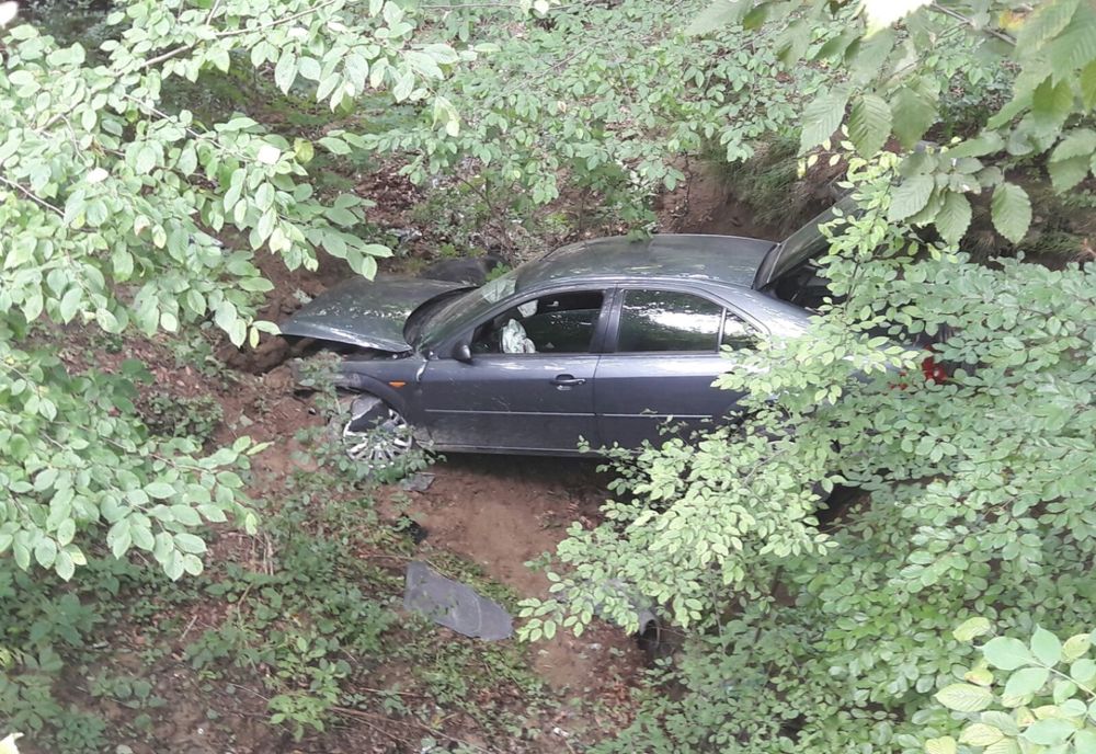 Maramureş: Un tânăr de 18 ani, beat şi fără permis, a căzut cu maşina într-o râpă