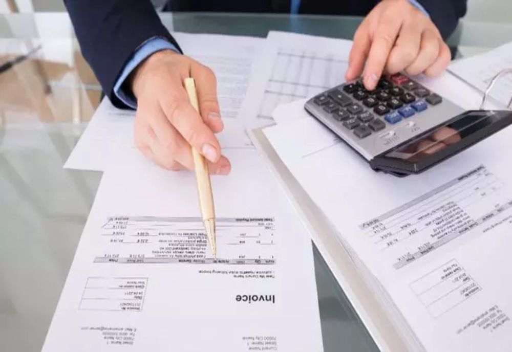 Românii vor putea plăti facturile întârziate eșalonat - Furnizorii, obligați să soluționeze plângerile înainte de plată